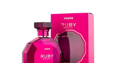 Perfume Ruby Rhodolite wepink de 100ml, frasco rosa lapidado diante de caixa rosa com janela transparente e logotipo.
