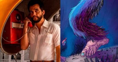 Homem barbudo usa telefone público vermelho em cabine amarela; Perna Cabeluda, um pé peludo com garras, caminha ao lado de garrafas e plantas.