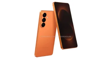 Dois Galaxy S26 laranja; um mostra as três câmeras na traseira, o outro exibe a tela com papel de parede escuro.
